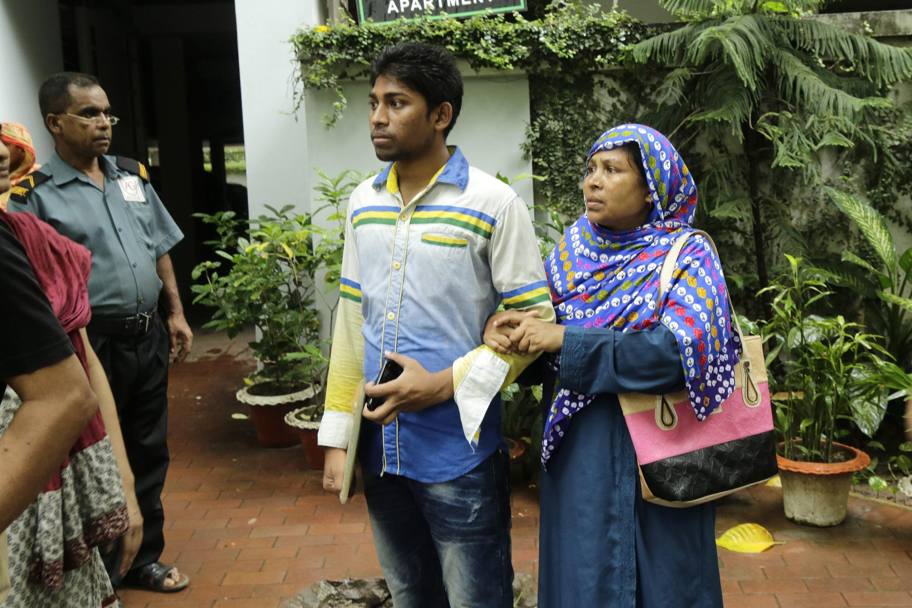 I parenti di alcuni ostaggi attendono notizie fuori dal ristorante di Dacca. Epa